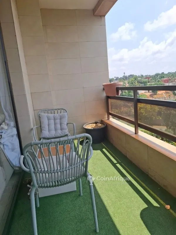 Appartement 3 pièces avec balcons — Cocody Danga