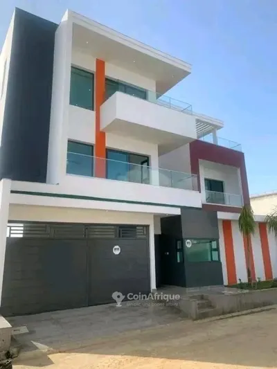 Villa triplex 6 pièces avec piscine — Cocody Angré