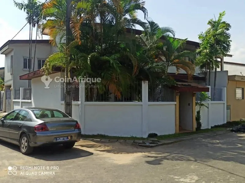 Location villa duplex de 6 pièces à cocody angre 8eme tranche cité soleil 1