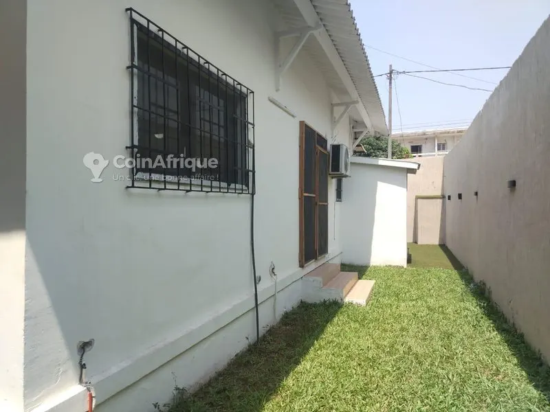 Villa plain-pied 3 chambres autonomes meublée — Treichville Zone 3