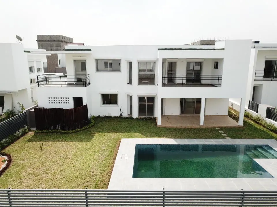 Villa duplex 6 pièces avec piscine — Riviera M'badon