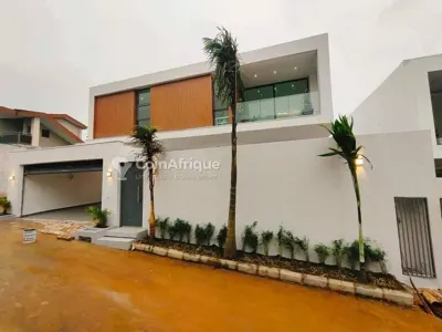 Villa triplex 7 pièces avec piscine et vue lagune — Feh Késsé