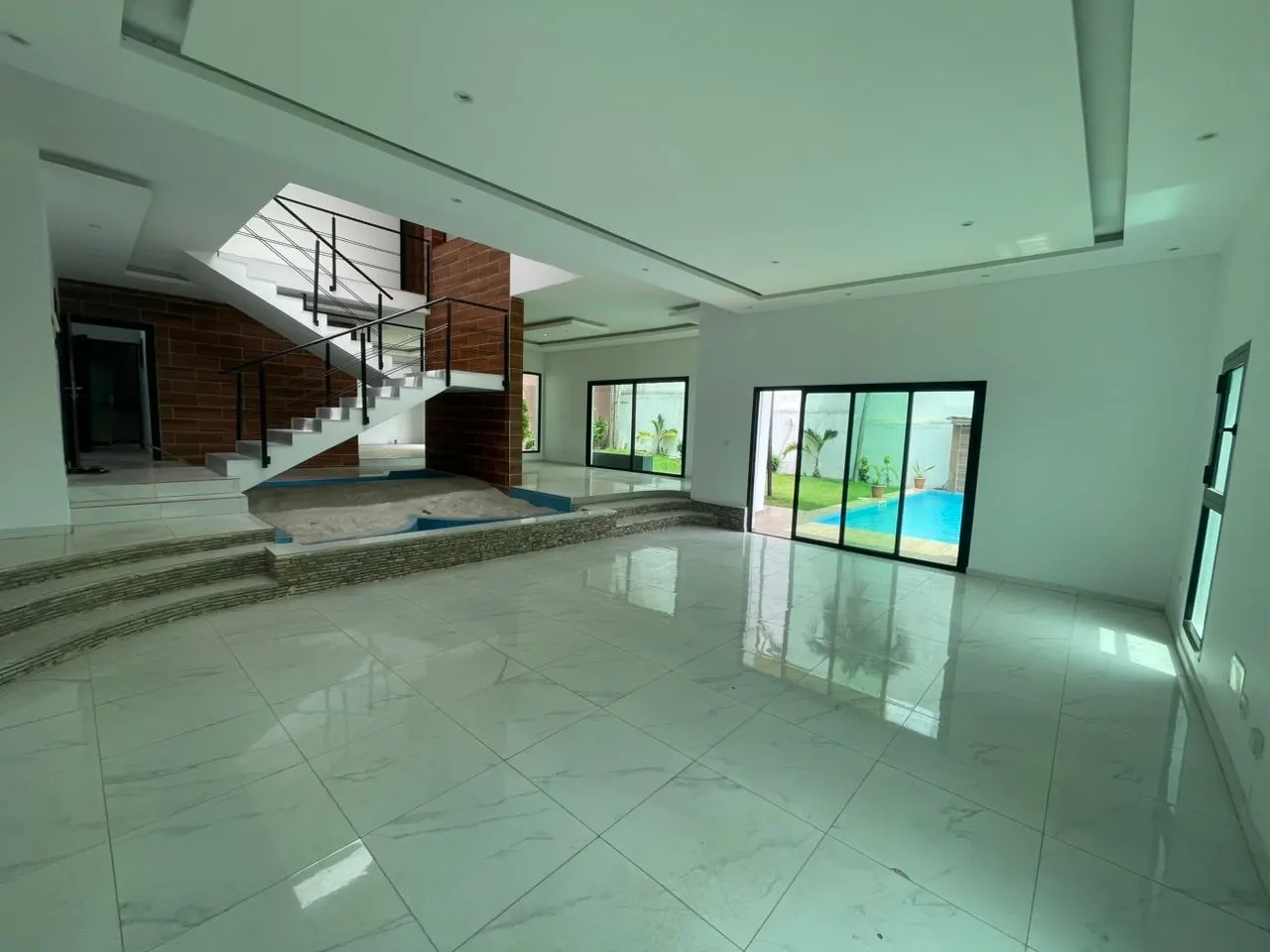 Villa duplex 8 pièces avec piscine et jardin — Riviera M'Badon