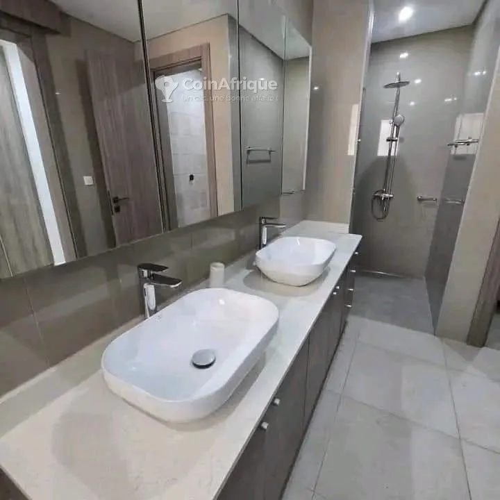 Appartement haut standing 4 pièces avec piscine commune — Cocody 2 Plateaux