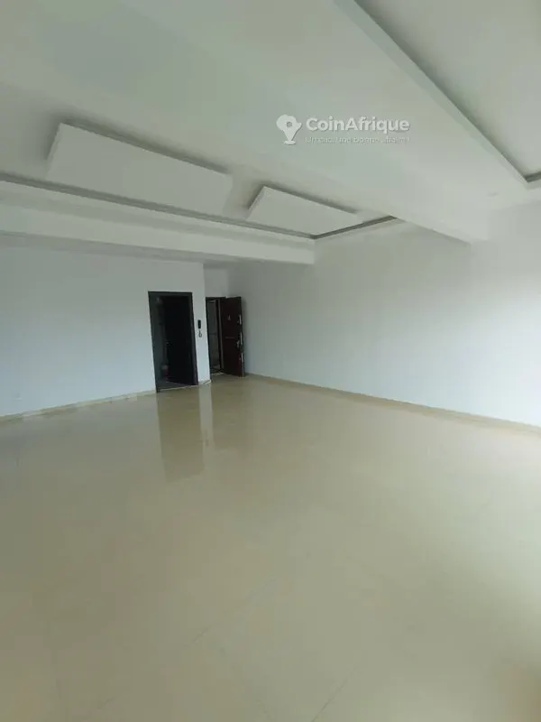 Appartement 2 pièces avec terrasse et parking — Cocody Angré Star 12
