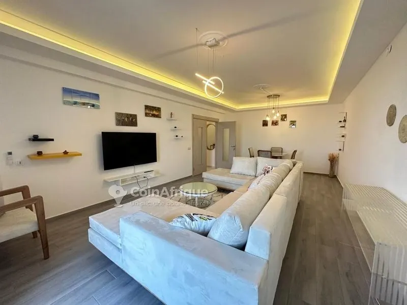 Appartement meublé 3 pièces avec piscine — Marcory Zone 4