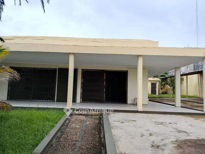 Villa basse 12 pièces avec jardin — Cocody 2 Plateaux Saint-Jacques