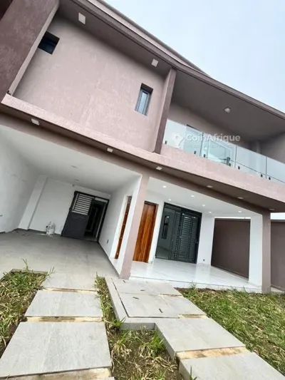 Villa triplex 6 pièces avec 5 chambres — Bingerville