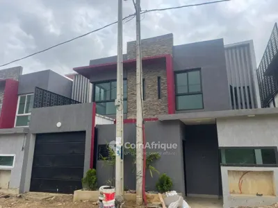 Villa duplex 6 pièces avec garage — Bingerville Tribunal