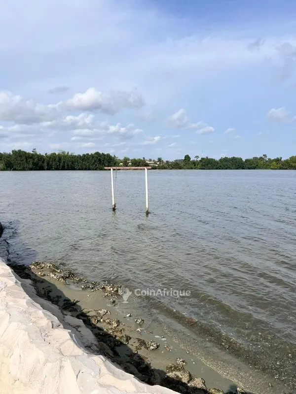 Terrain 2258 m² pied dans l'eau — Anan