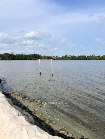 Terrain 2258 m² pied dans l'eau — Anan
