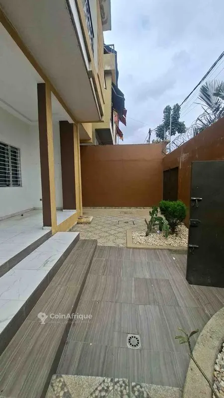 Location villas 6 pièces - Cocody nouveau chut derrière la pharmacie val doise