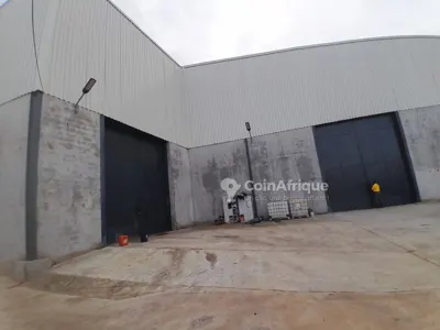 Entrepôt 1700 m² avec bureaux — Autoroute Nord Attingué PK24