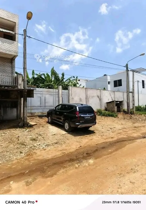 Terrain 700m² — Cocody Riviera