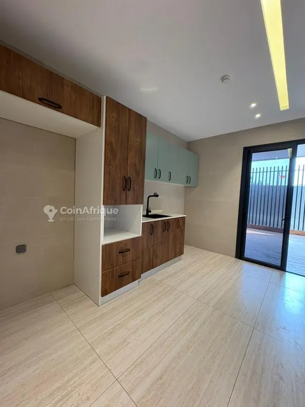 Appartement 5 pièces avec balcon — Cocody Riviera