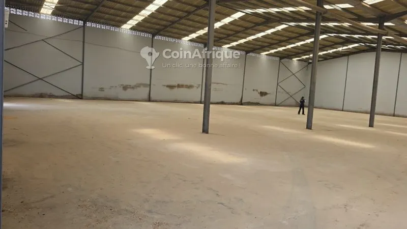 Entrepôt 3 000 m² avec espace couvert — Yopougon PK 25