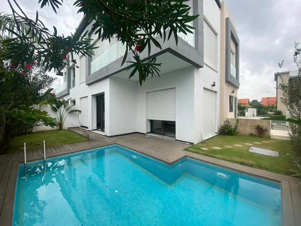 Duplex F8 5 chambres avec piscine et garage — Cocody Riviera Beverly Hills