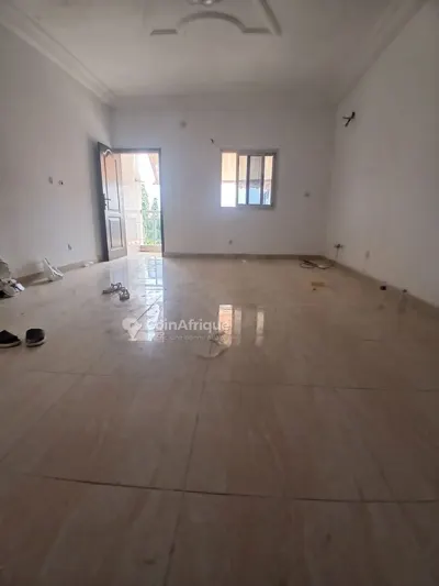Appartement 3 pièces avec balcon et parking — Cocody Angré