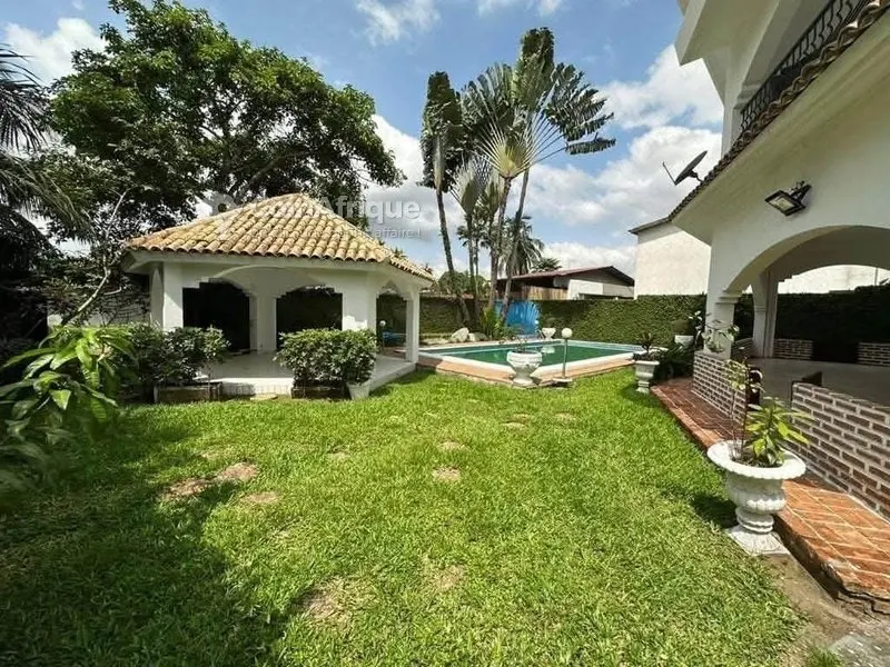 Villa triplex 10 pièces avec piscine et jardin — Cocody 2 Plateaux Vallons
