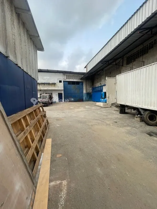 Entrepôt 1500 m² avec cour — Yopougon Ancienne Zone Industrielle