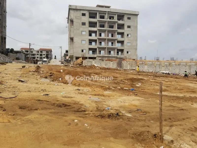 Terrain 700 m² en bordure de voie — Cocody Bonoumin