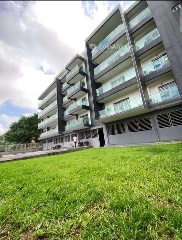 Appartement 4 pièces haut standing avec piscine — Cocody Riviera 2