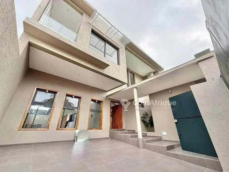 Villa duplex 5 pièces avec piscine — Cocody Riviera 3