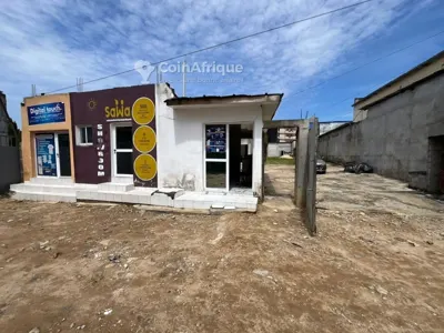 Galerie commerciale et terrain nu — Yopougon