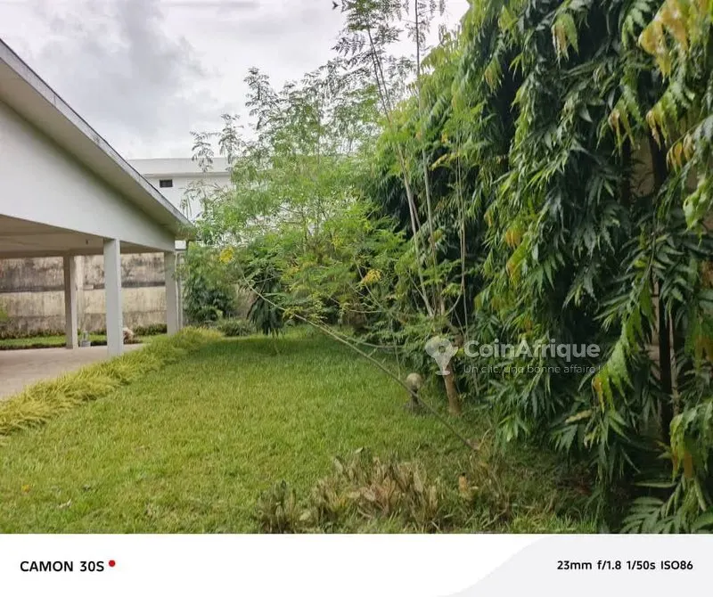 Villa basse 6 pièces en bordure de voie — Cocody Riviera 2